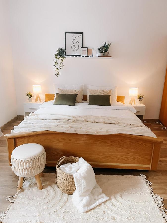 Cozy 2-Bedroom Boho-Themed Home Caransebeş Esterno foto