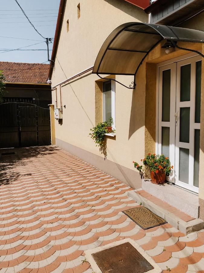 Cozy 2-Bedroom Boho-Themed Home Caransebeş Esterno foto