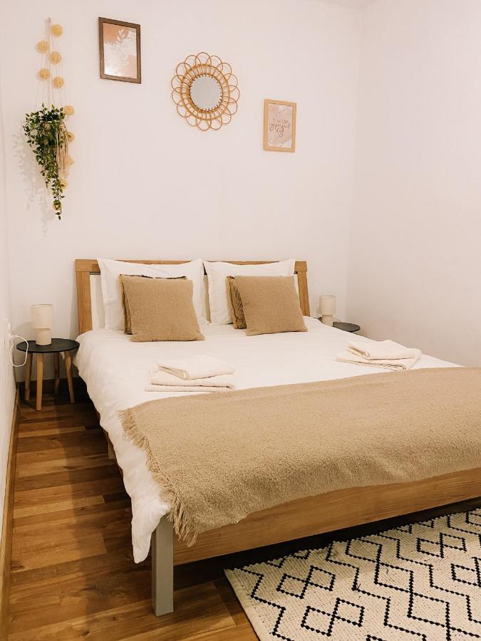 Cozy 2-Bedroom Boho-Themed Home Caransebeş Esterno foto